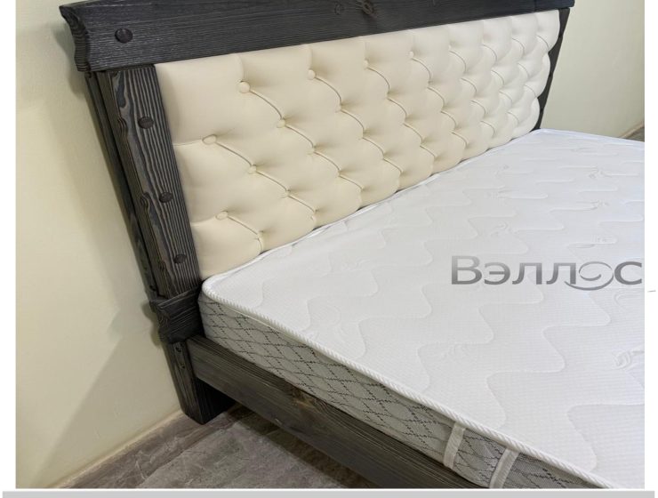  Кровать Барин с каретной стяжкой брашированная